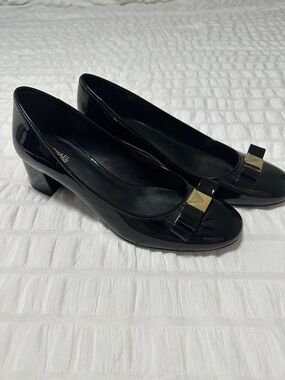 Michael Kors Black Patent Leather Bow Block Heel Pumps Size 9